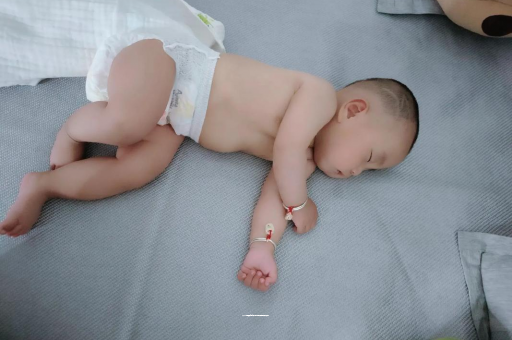 安顺两个月宝宝肚子胀气